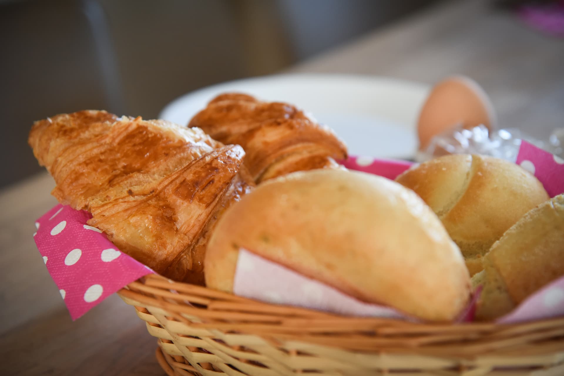 Verse croissants, broodjes en een ei in een ontbijtmandje van Paal 2.3 Loodsmansduin